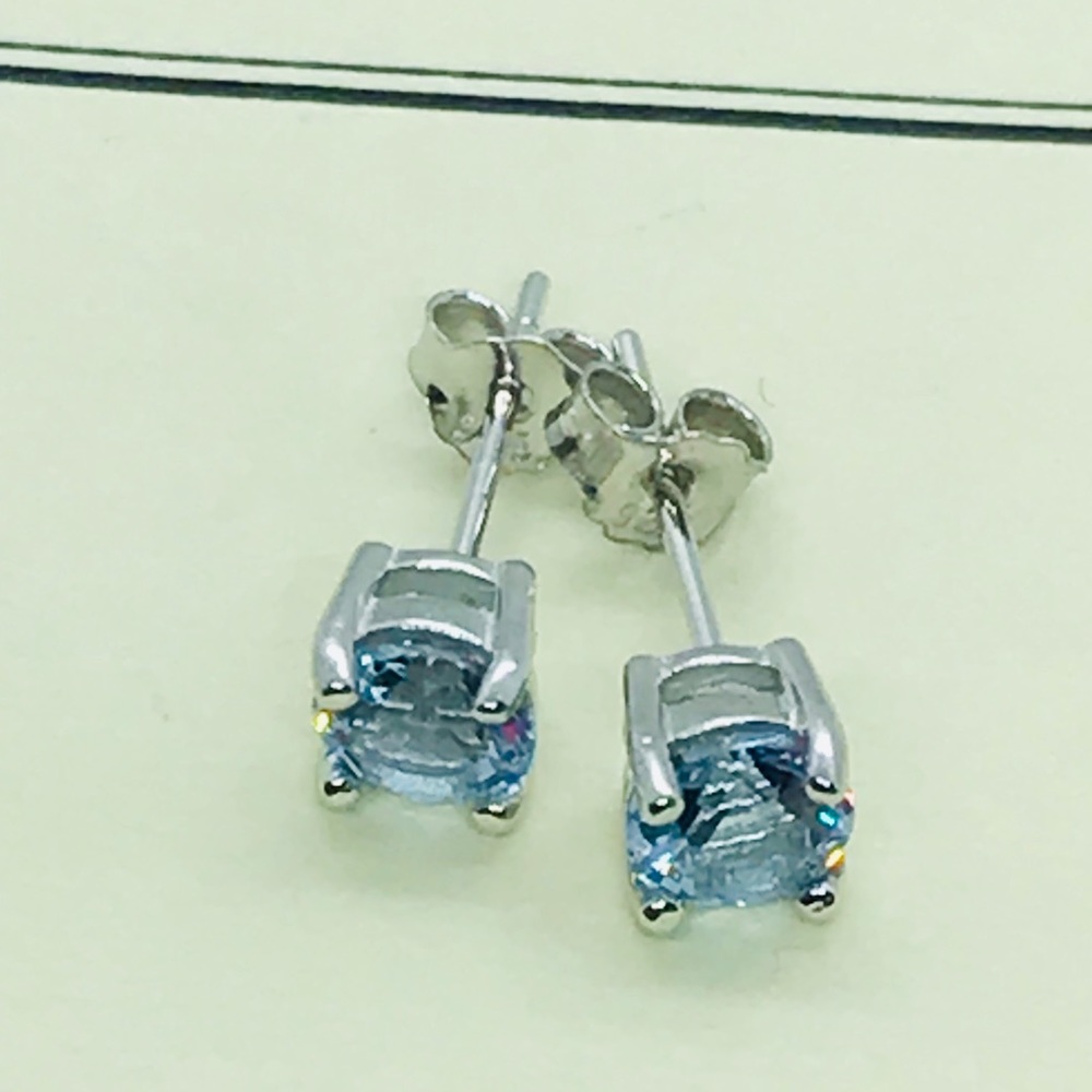 🌟 Sterling Silver 925 Blue Topaz Stud Earrings - Picture 4 of 5